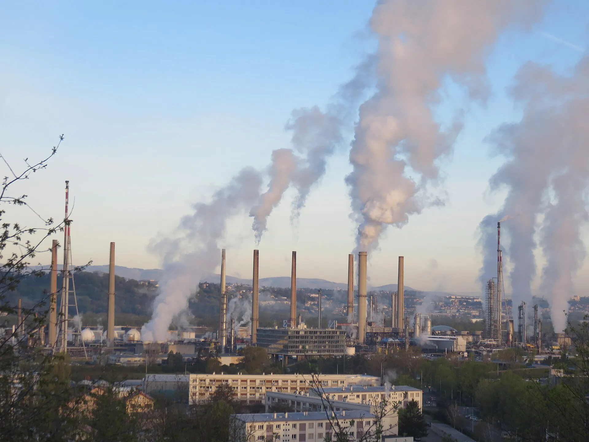 La raffinerie de Feyzin, ses cheminées et ses panaches de vapeur, vue depuis les hauteurs de la commune
