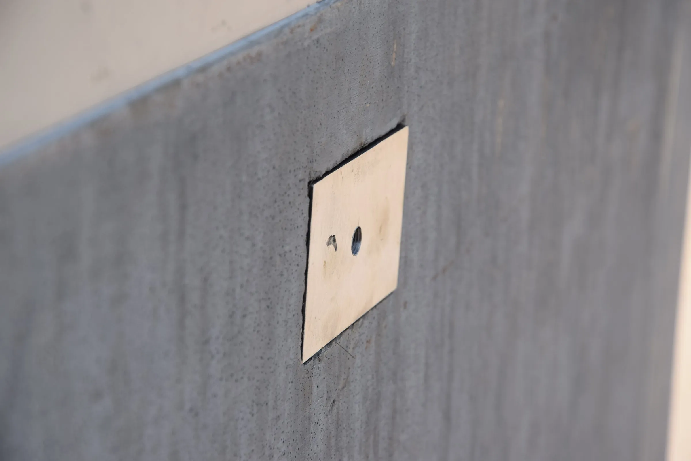 Capteur de pression monté à fleur de la paroi en béton de la guérite