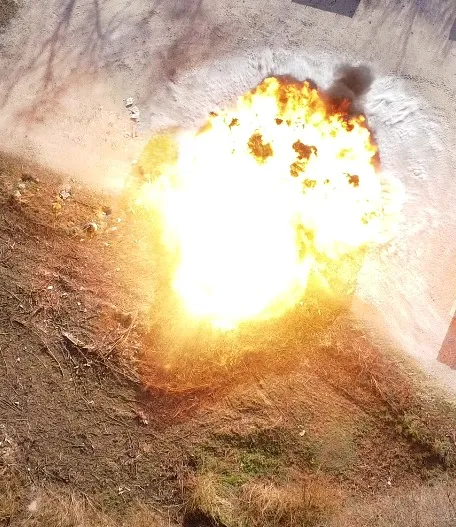 Vue du drone : la boule de feu sur le champ de tir, juste après la mise à feu