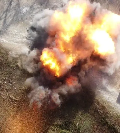 Vue du drone : la fumée des produits de détonation recouvre la boule de feu