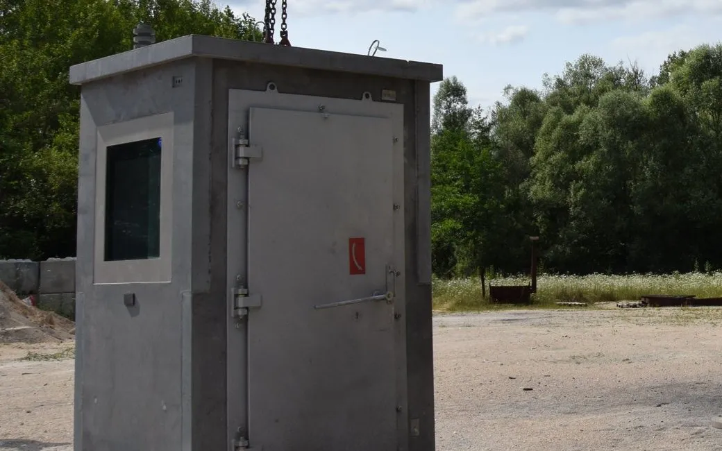 La guérite de protection posée sur le champ de tir, avant l’essai