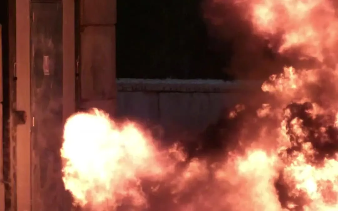 Caméra rapide : la boule de feu atteint la porte pendant l’essai